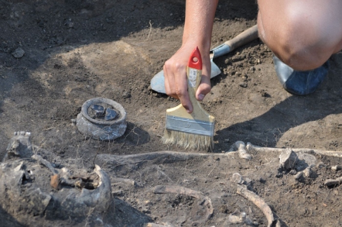 Юные археологи занимаются раскопками под Астраханью