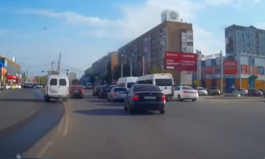 Дерзкого маршрутчика, выполняющего в Астрахани опасные трюки на дороге, наказали
