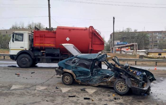 Жестокое ДТП с мусоровозом и легковушкой: погиб астраханец