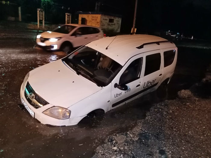 В Астрахани во время ливня утонуло такси