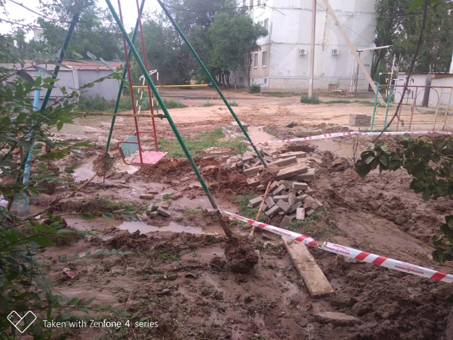 Астраханский водоканал разворотил детскую площадку