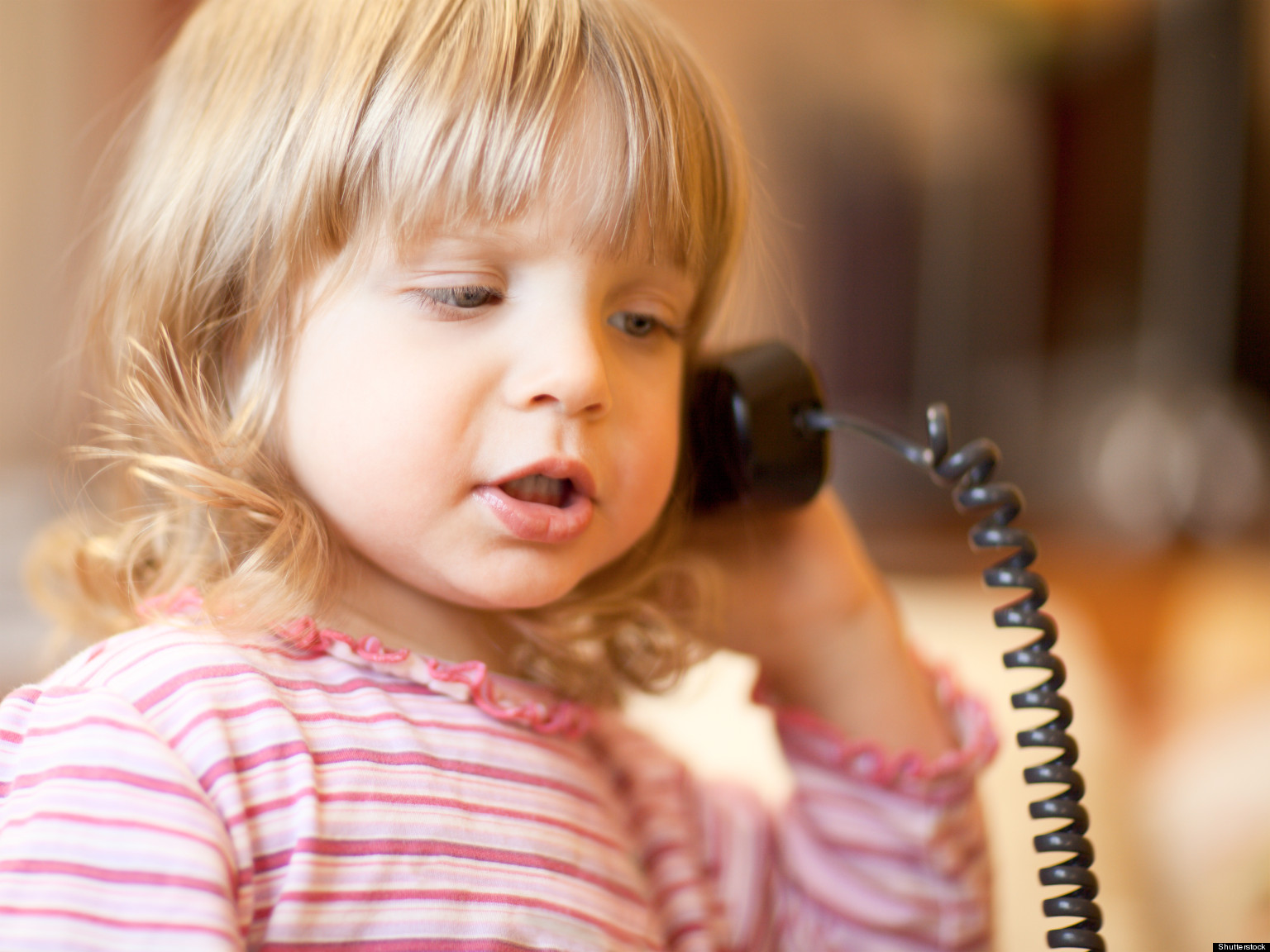 Разговор по телефону для ребенка. Девочка разговаривает поттелефону. Разговор с ребенком. Ребенок говорит. Ребенок с телефоном.