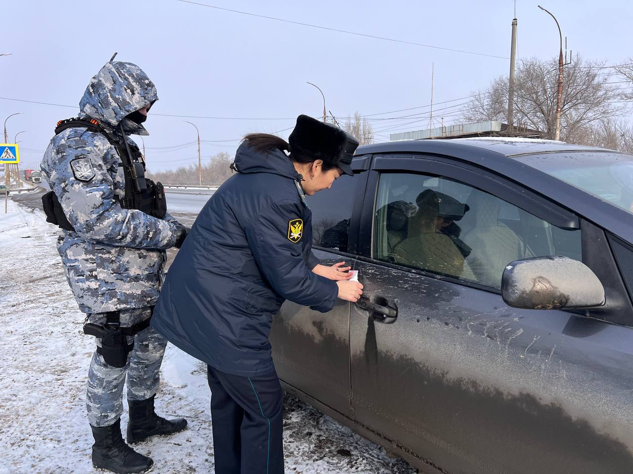У троих астраханцев на Новом мосту отобрали машины