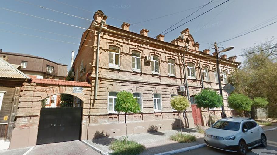 В пылающей квартире в центре Астрахани едва не погибла бабушка