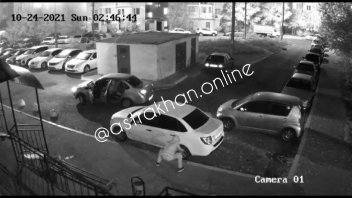 Два молодых астраханца воровали колёсные колпаки с машин