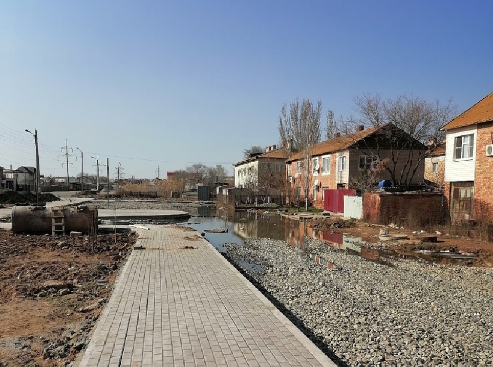 В Астрахани новая остановка, построенная в рамках транспортной реформы, утонула в фекалиях