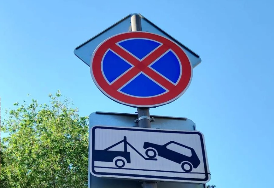 В Астрахани закрыли для парковки участок еще одной улицы