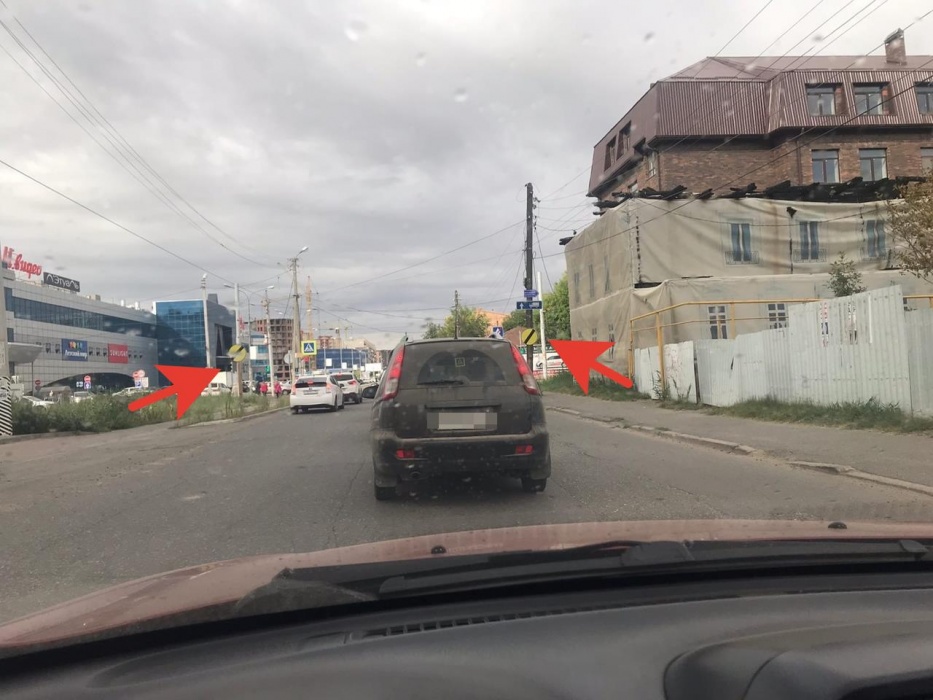 Странные дорожные знаки у астраханского ТЦ оказались незаконными