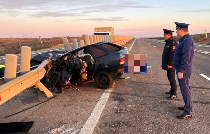 Севернее Астрахани «Лада» врезалась в леерное ограждение. Трое погибших