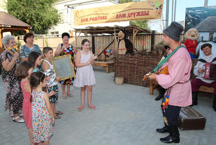 Астраханцев научили играть на ложках, пиле и стиральной доске