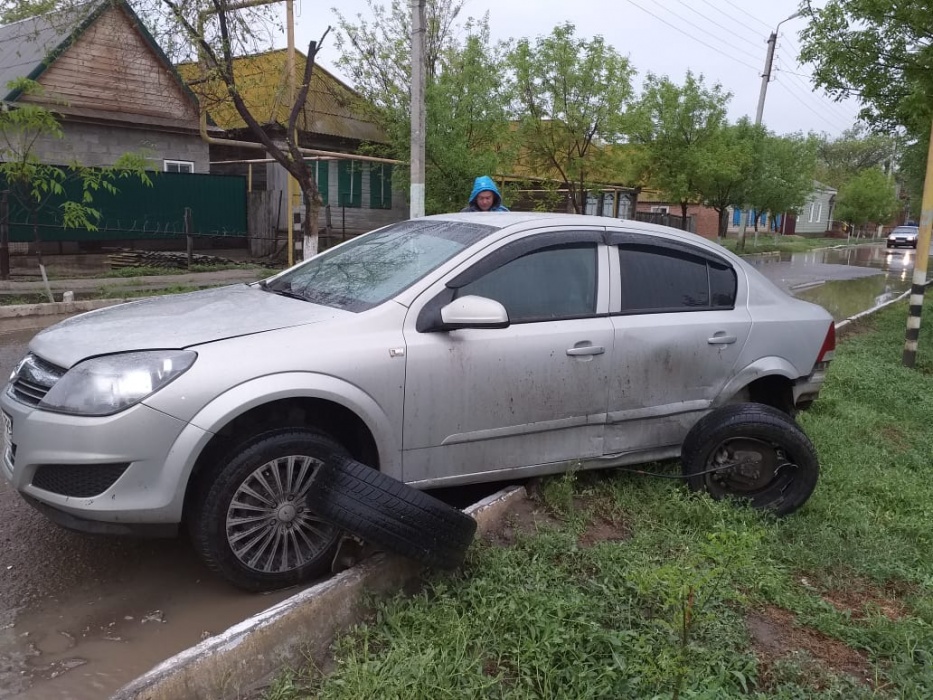 В Астраханской области на дороге неудачно встретились Оптимус Прайм и Бамблби