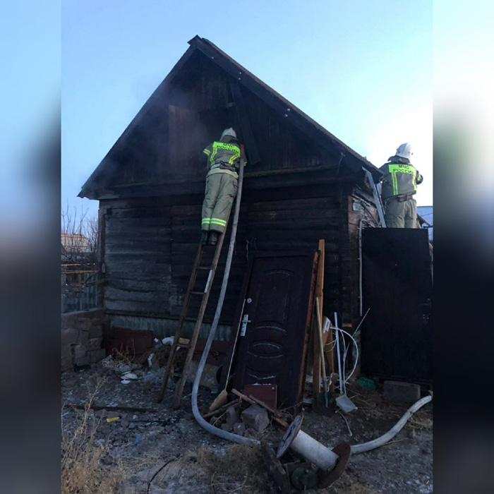 В Астрахани вспыхнул жилой дом, есть пострадавшие