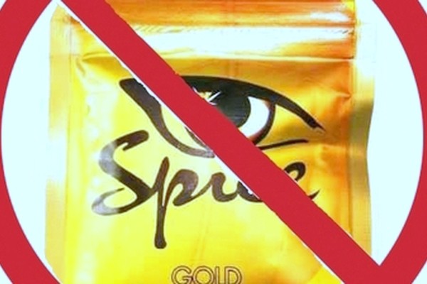 В Астрахани стирают рекламу спайса с фасадов