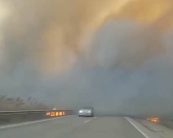 В сети распространяются жуткие и апокалиптичные кадры пожара под Астраханью