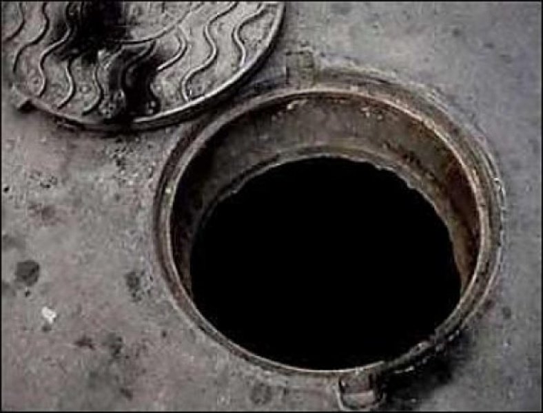 В Астрахани инвалид провалился в открытый колодец