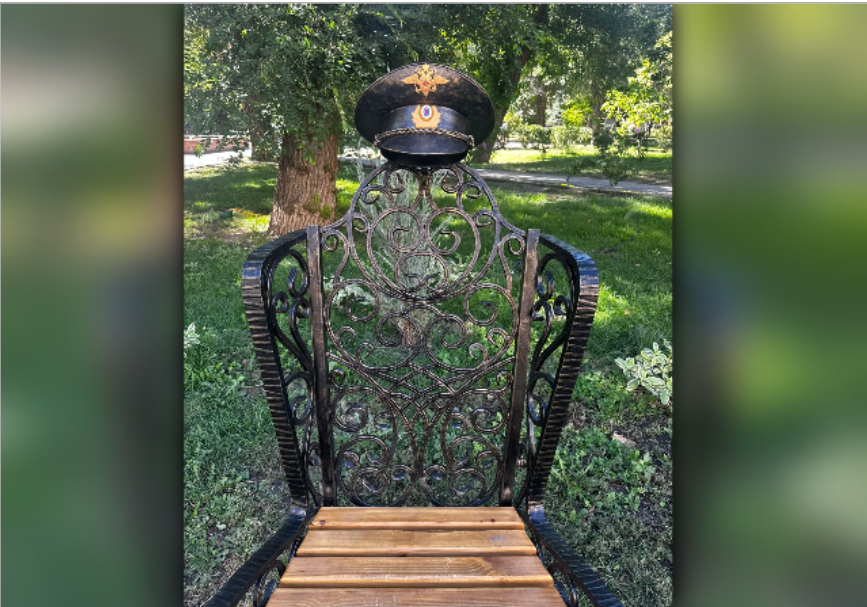 На атакованный вандалами арт-объект в Астрахани вернули символы полиции 