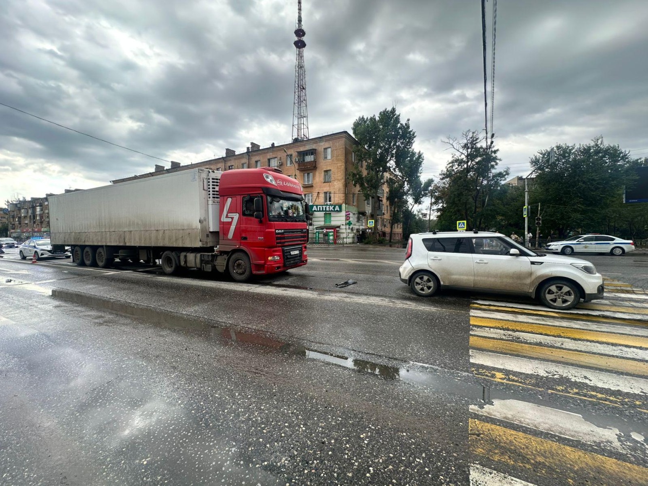 В Астрахани фура въехала в легковушку, пострадали ребенок и женщина