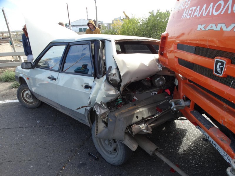 В Астрахани грузовик протаранил припаркованную легковушку