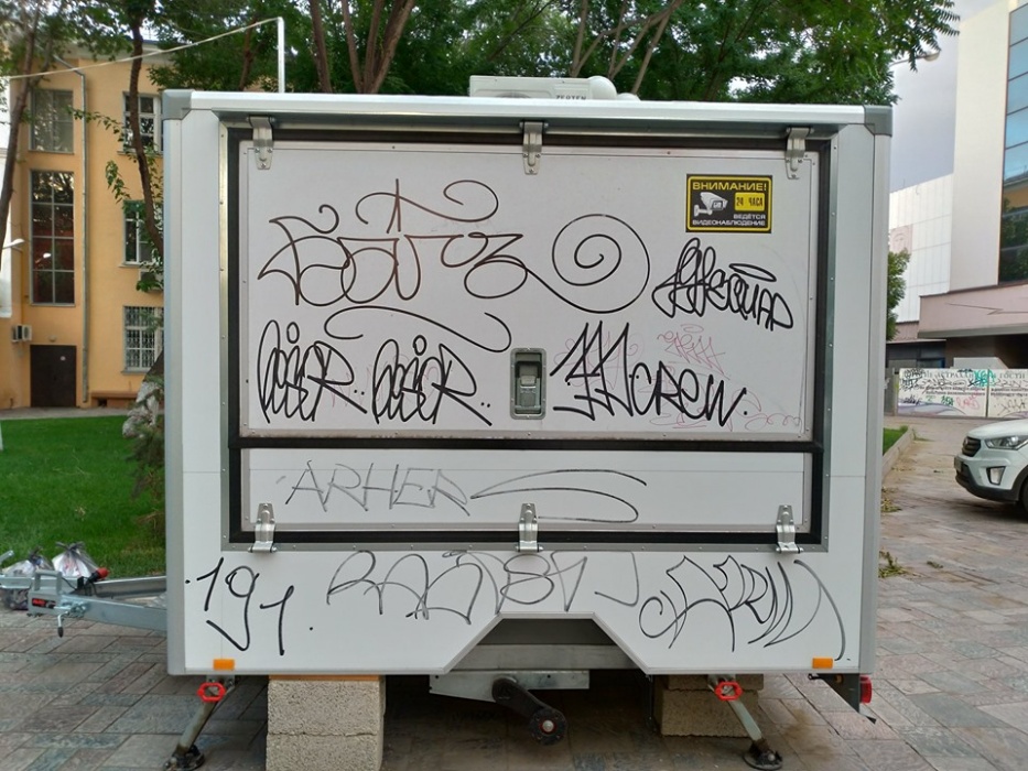 Появились кадры с лицами вандалов, уродующих здания Астрахани