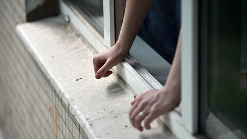 В Астрахани подросток погиб, выпав из окна 9-го этажа