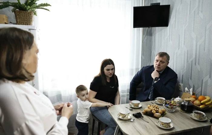 Астраханский губернатор навестил семью мобилизованного ахтубинца