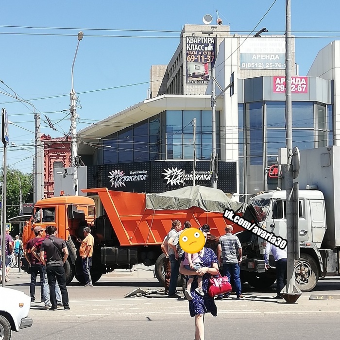 Пункт а астрахань. Танк на Савушкина Астрахань. Авария в Астрахани сегодня Анри Барбюса. Танк в Астрахани на Савушкиной. Пересечение Савушкина и Анри Барбюса.