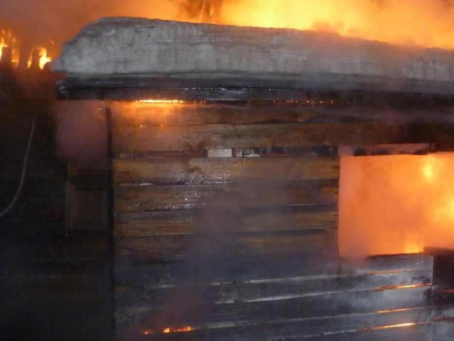 В Астраханской области ночью пожарные тушили баню