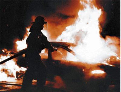 Ранним утром в Астрахани сгорела иномарка