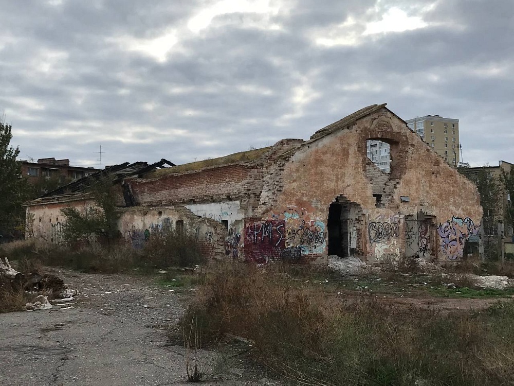 Один из самых мрачных архитектурных памятников Астрахани выставили на торги