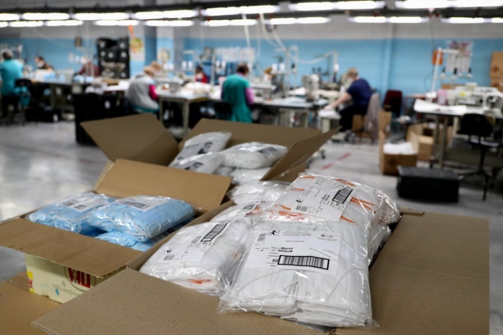 Астраханские швеи переквалифицировались на санитарные маски