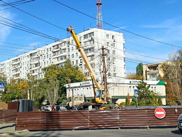 Знаменитый провал на Савушкина в Астрахани почти ликвидирован