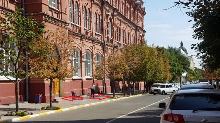 У входа в администрацию губернатора Астраханской области - плохая аура