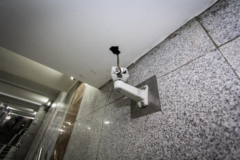 В центре Астрахани попытка кражи из магазина сувениров попала на камеру (ВИДЕО)