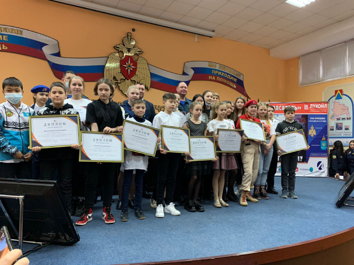 В Астрахани наградили лучших юных спасателей