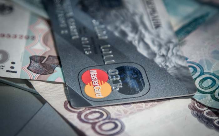 Сотрудница астраханского соцучреждения похитила с банковских карт пенсионера более 200 тысяч рублей