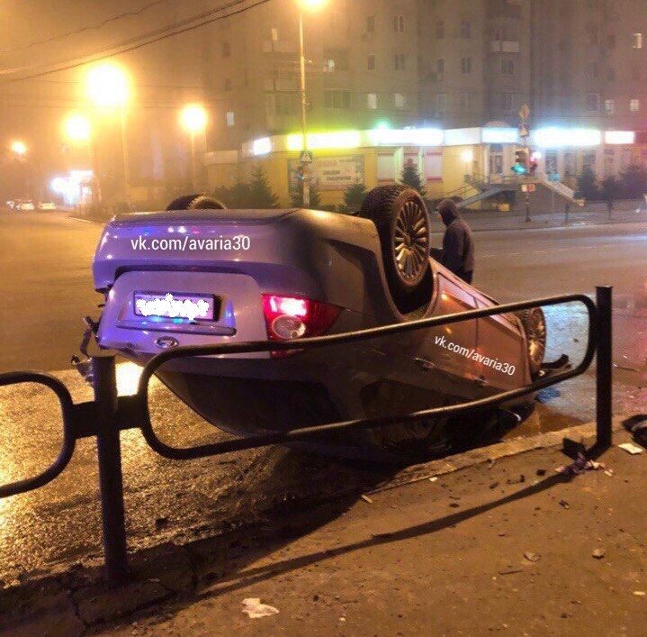 В Астрахани опрокинулась иномарка под управлением пьяного водителя