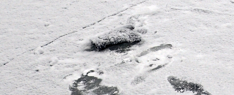 В Астрахани под мостом нашли вмерзшее в лед тело мужчины
