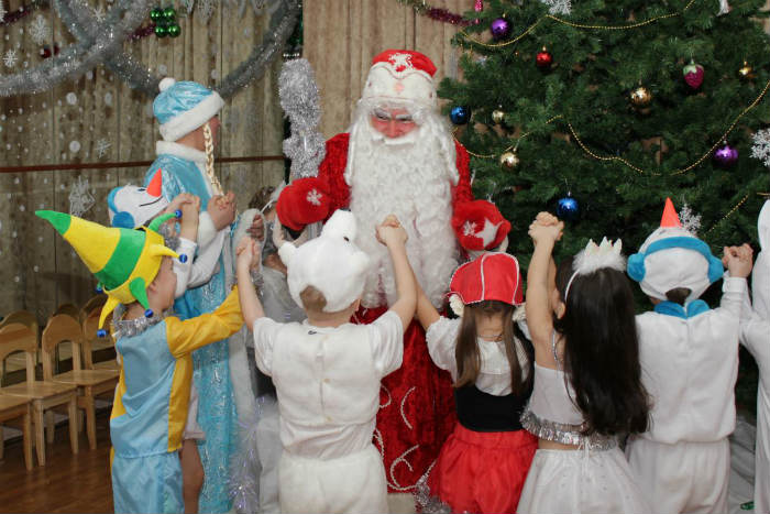 В астраханских школах и детских садах запретили массовые новогодние елки