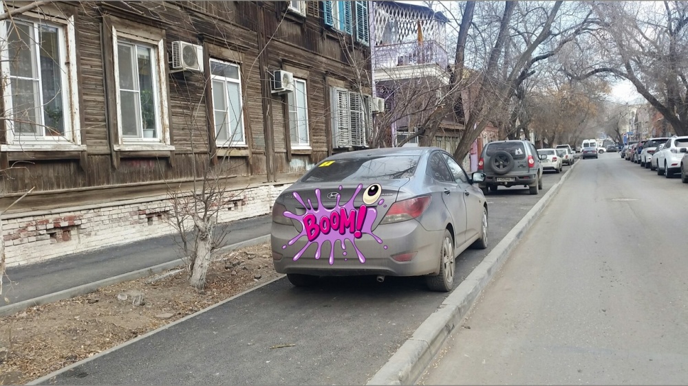 Фото дня: в Астрахани засняли тротуар для машин
