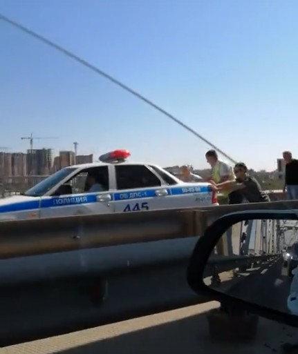 На Старом мосту пробка: астраханцы толкают машину ДПС. ВИДЕО