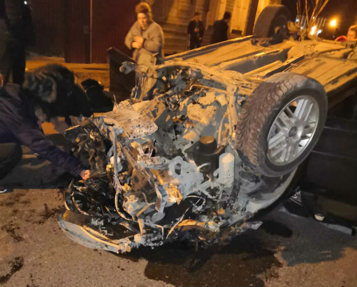 Машина вдребезги: в Трусовском районе Астрахани опрокинулось авто