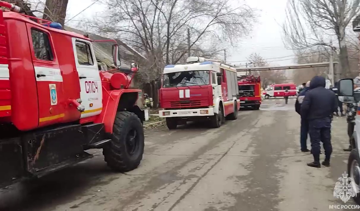 В Астрахани недалеко от Гранд Отеля загорелся дом