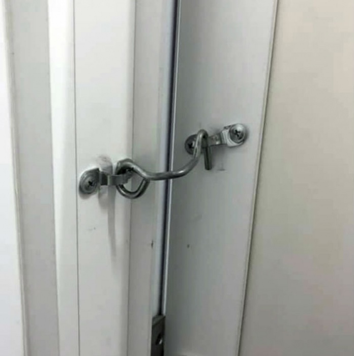 Фото дня: в аэропорту Астрахани запечатлели странную дверь