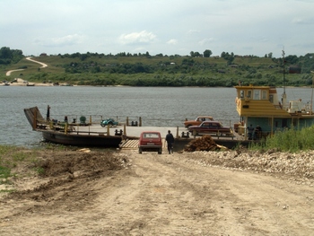В Володарском и Икрянинском районах передвигаться на пароме было опасно