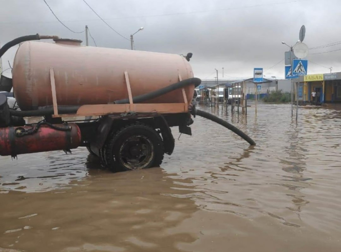 В Астрахани на борьбу со стихией вышла дополнительная техника