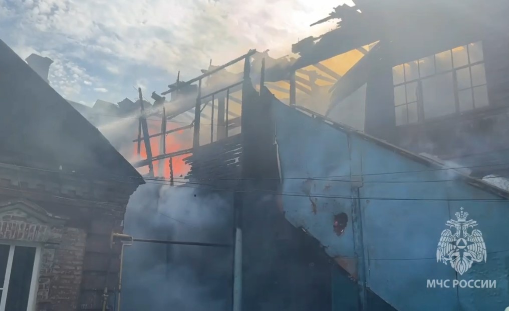 Появилось видео с места пожара в центре Астрахани 