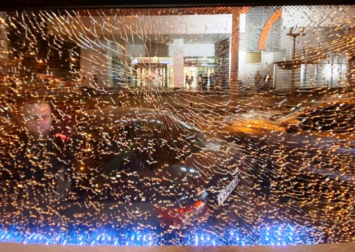 В Астрахани новый автобус-«миник» обстреляли из пневматики