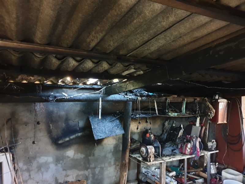 В Астрахани вспыхнули два гаража