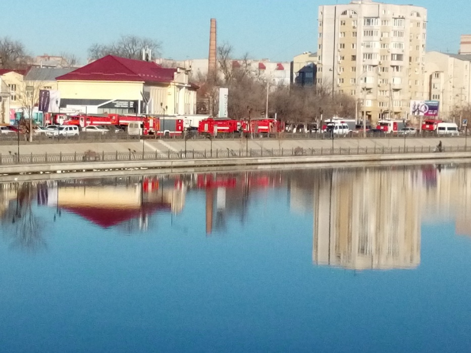 13 машин и 44 человека: в Астрахани пожарные выдвинулись в ЖК 