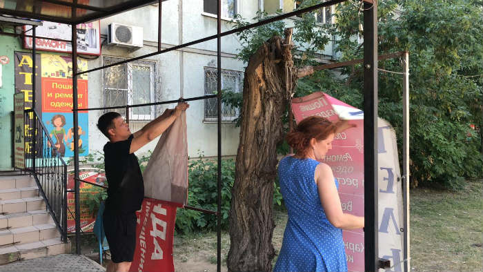 Демонтаж незаконно установленных рекламных конструкций в Астрахани продолжается